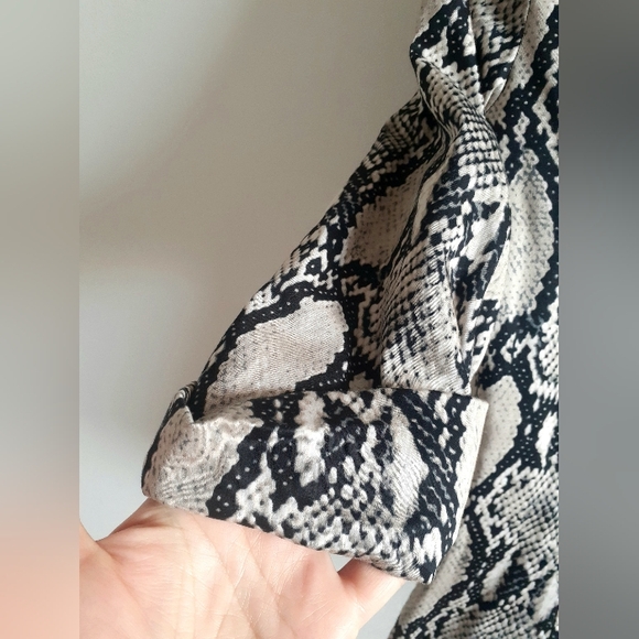 Snakeskin printed cropped blazer, full pockets, soft silky cotton blend - Picture 7 of 16